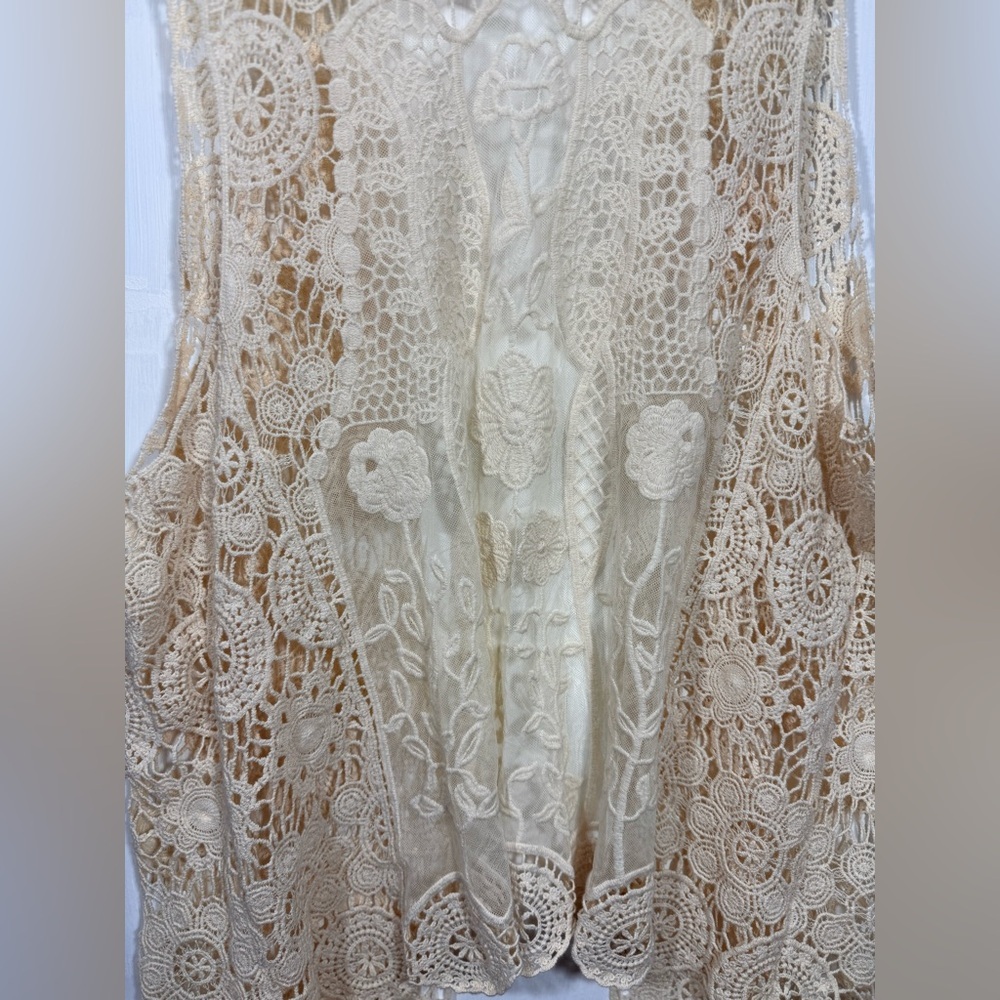 Chico's Beige Lace Crochet Vest ( Chico’s Chart Size 3 ) - Picture 2 of 9